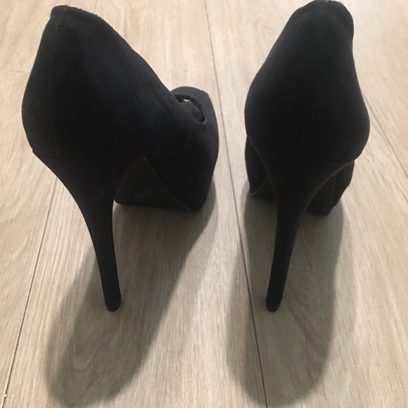 Qupid Tatum Keyhole Peep Toe Platform Pumps - Picture 6 of 9